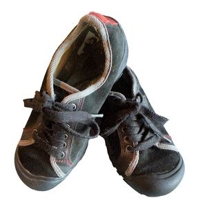 Keen hiker. Size 7.5 black suede with‎ red trim. Hefty sole with great grip.